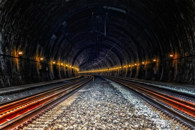 帶你乘坐穿越隧道的高鐵(圖1) 帶你乘坐穿越隧道的高鐵(圖1)